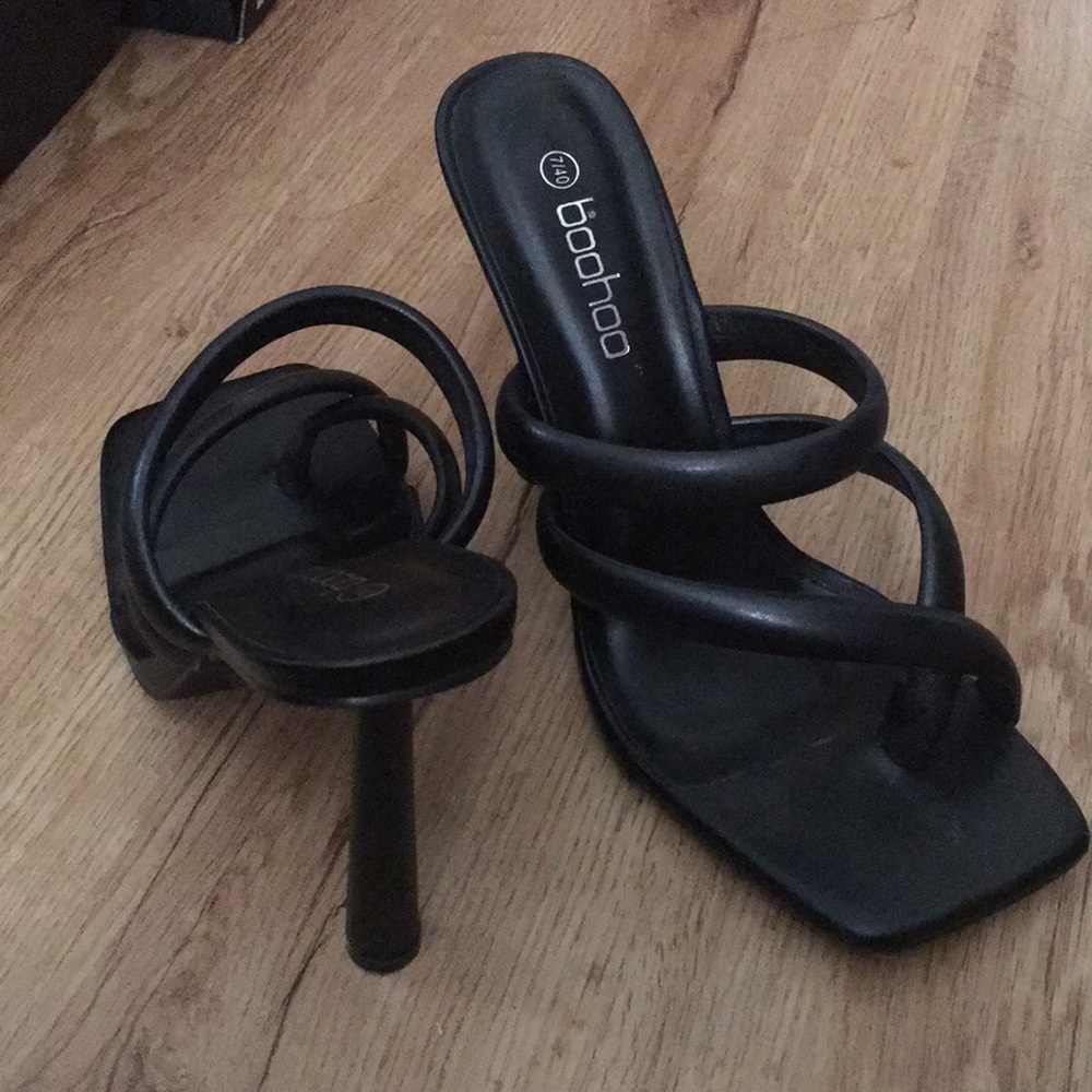 Boohoo Padded Toe Post Interest Heels BLACK EUC size 7/40 US Size 9